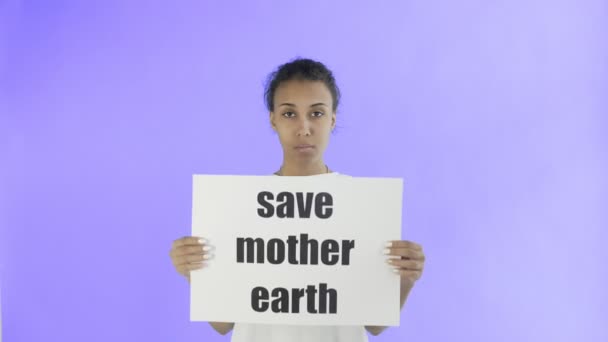 Afro-Amerikaanse Meisjesactivist met Red Moeder Aarde Affiche op Violette achtergrond — Stockvideo