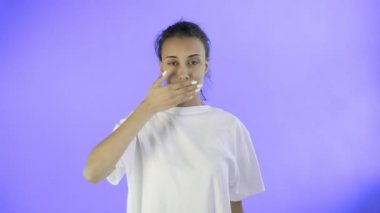 İşaretlerin dili. Kız gözlerini kapatıyor. O, görmek istemiyor. Kulaklarını kapatıyor. - Dinlemek istemiyor. Ağzını kapatıyor. Konuşmak istemiyormuş. Violet