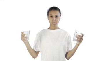 Beyaz arka planda plastik ve cam bardakları olan Afro-Amerikalı Kız Eylemci