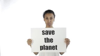 Beyaz arka planda Gezegen Posterini Kurtaran Afro-Amerikalı Kız Eylemci