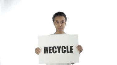 Afro-Amerikalı Geri Dönüşüm Posterli Aktivist Kız Beyaz arka planda başparmağını gösteriyor