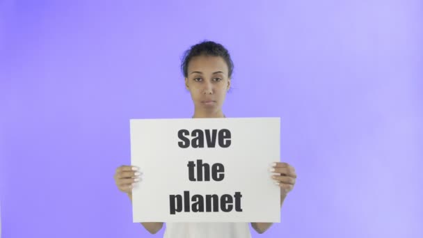 Afro-Amerikaanse Meisjesactivist met Save The Planet Poster op violette achtergrond — Stockvideo