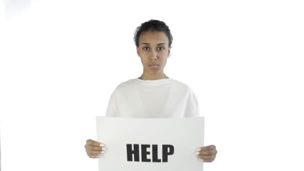 Afroamerikanische Aktivistin mit HELP-Poster auf weißem Hintergrund — Stockvideo