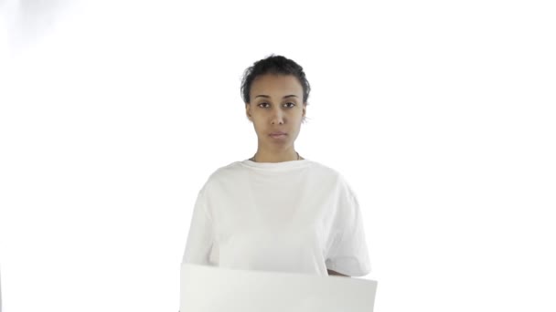 Afro-americká dívka aktivista s Recyklovat plakát na bílém pozadí — Stock video