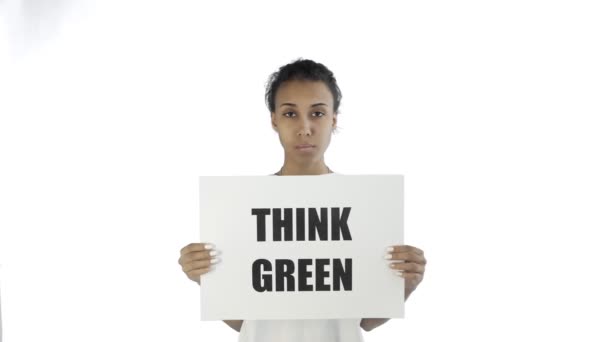 Afro-americká dívka aktivista s think green plakát na bílém pozadí — Stock video