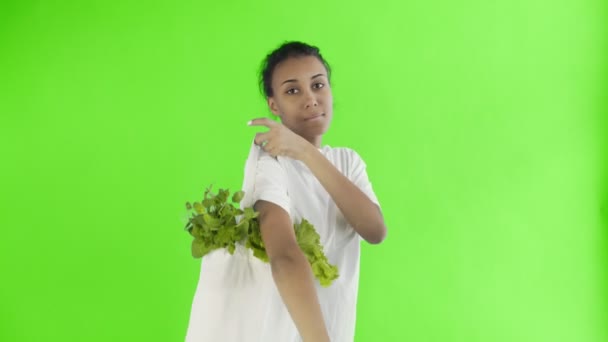 Vrouw tas met groenten op chroma key achtergrond — Stockvideo