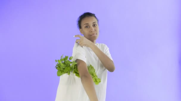 女性が野菜と袋を持っているバイオレット背景 — ストック動画