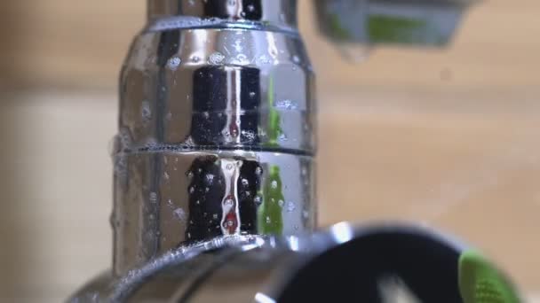 Frau reinigt Chrom-Wasserhahn mit Spray — Stockvideo