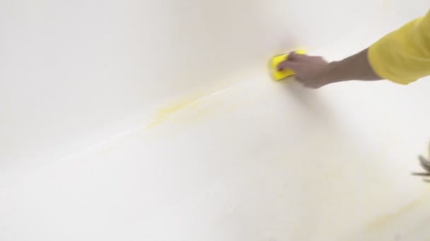 Uma mulher a limpar o banho em casa. Banheira e torneira de lavagem feminina — Vídeo de Stock