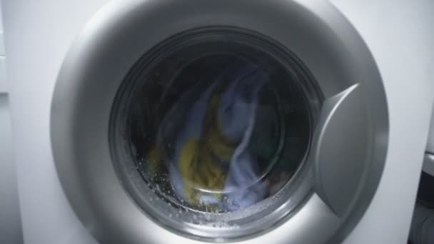 Lavadora con ropa sucia. Movimiento lento — Vídeo de stock