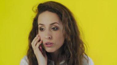 Heyecanlı mutlu bir kadın telefonda konuşuyor ve iyi bir haber alıyor.