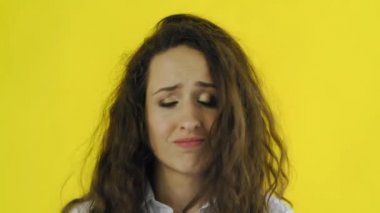 Çaresiz Kafkasyalı kadın neredeyse kameraya bakıp ağlıyordu ve hayır dedi.