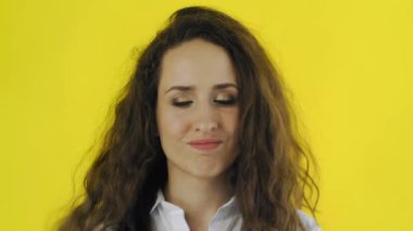 Güzel kız, sarı arka planda öfkesini gösterir