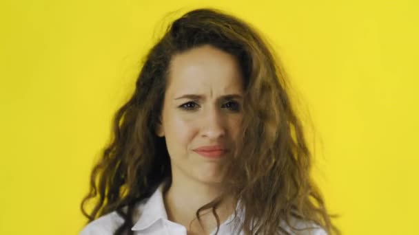 Νεαρή θυμωμένη γυναίκα που στέκεται απομονωμένη πάνω από κίτρινο φόντο ενώ κοιτάζει την κάμερα λέει όχι — Αρχείο Βίντεο