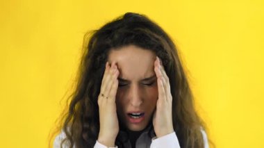 Genç ve güzel bir kadın baş ağrısı çekiyor.