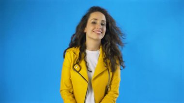 Güzel kadın kameraya bakıyor, göz kırpıyor, flört ediyor ve gülümsüyor..