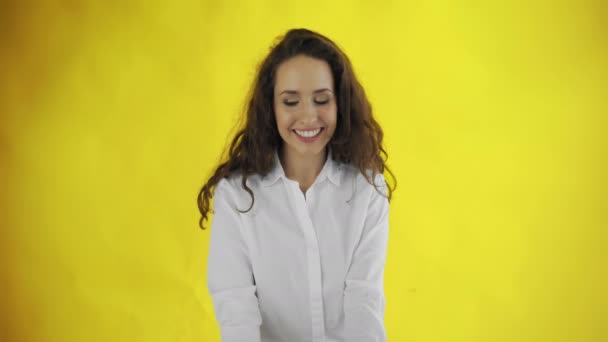 Closeup Retrato de beleza da mulher está olhando para a câmera e sorrindo . — Vídeo de Stock