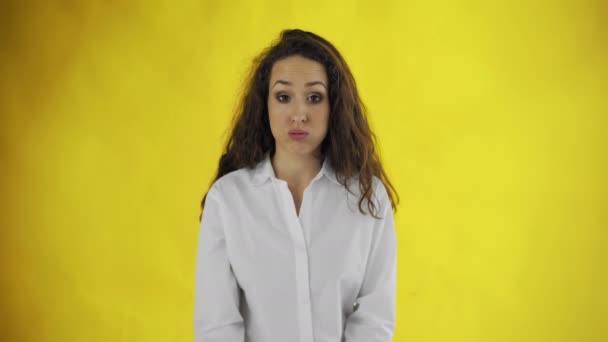 Giovane donna bionda facepalm sul backround giallo — Video Stock