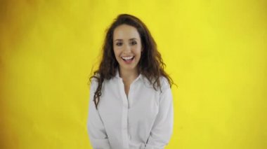 Güzel kadın kameraya bakıyor, flört ediyor ve gülümsüyor..