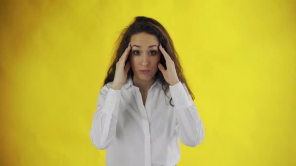 Młoda piękna kobieta z bólem głowy — Wideo stockowe