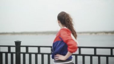 Spor yapan kadın dışarıda antreman yapmadan önce ısınıyor.