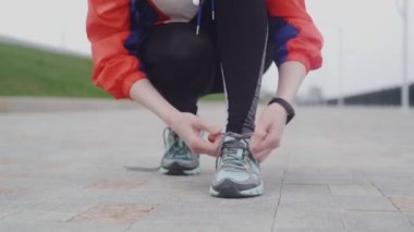 Spor Ayakkabı Bağlayan Genç Spor Ayakkabı Bağcıkları Park 'ta.