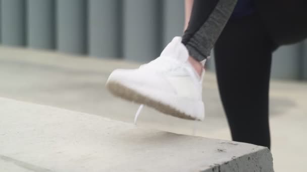 Joven mujer de fitness atando zapatillas Zapatillas de correr cordones en el parque . — Vídeos de Stock