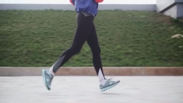 Atleta jovem atraente correndo na cidade correndo exercício desfrutando de aptidão saudável — Vídeo de Stock