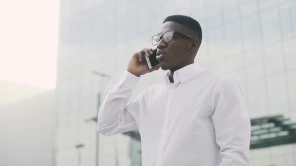 Joven estudiante africano americano usando tableta digital al aire libre — Vídeo de stock