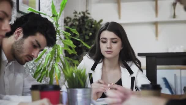 Líder del equipo femenino en la reunión de oficina. Jóvenes empresarios multiétnicos hacen una lluvia de ideas en el coworking de moda — Vídeos de Stock