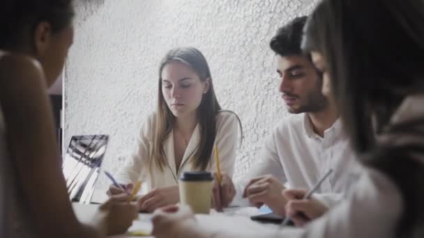 De jeunes partenaires créatifs avec des idées innovantes. — Video