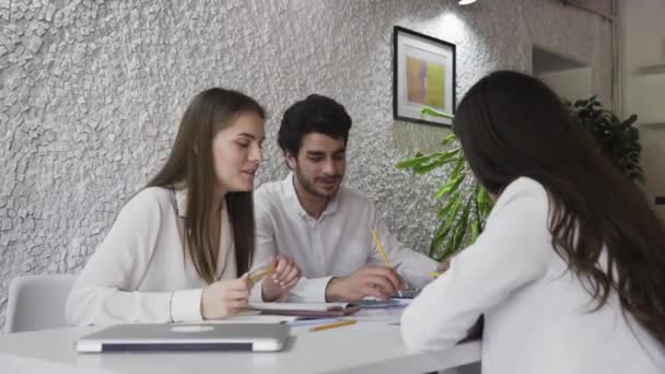 Jonge creatievelingen brainstormen samen ideeën op het werk — Stockvideo