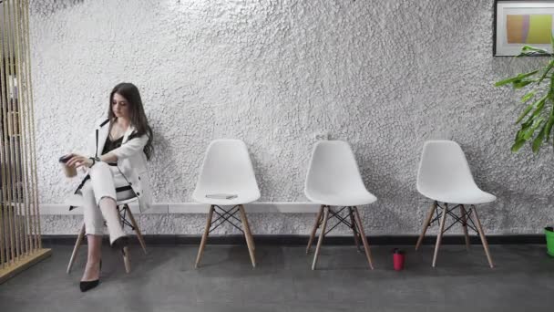 Arbeitslose Geschäftsfrau sitzt im Stuhl in der Schlange und wartet auf ihr Vorstellungsgespräch. — Stockvideo