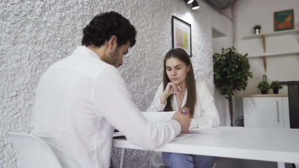 Deux architectes discutent d'un nouveau projet au bureau . — Video