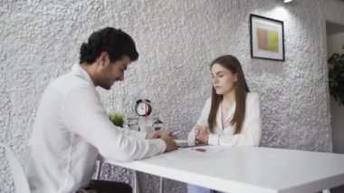 İki tasarımcıları iç şirket ofisinde oturan tasarım geliştirme.