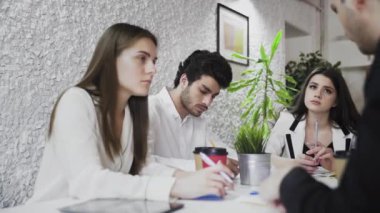 Meslektaş ofis iş sözleşmesinde görüşüyorlar.