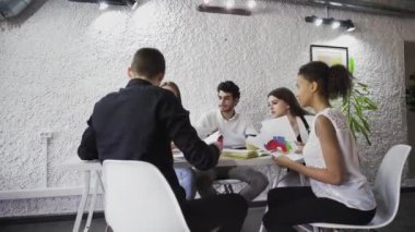 İş ekibi ofiste iyi bir işi kutluyor. kağıt döküman atmak, dans etmek ve beşlik çakmak.