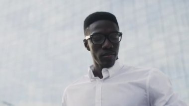 Smartphone 'da Çevrimiçi Başarıyı Kutlayan Afrikalı Adam, Açık Hava