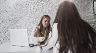 İş arkadaşları ofiste projeyi tartışıyor..