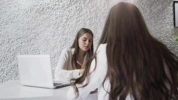 Colleagues discussing the project in the office. — Stock Video