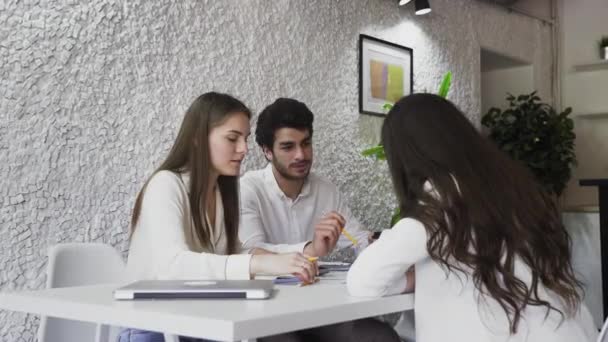 Chers collègues, discutez du projet dans le bureau. — Video