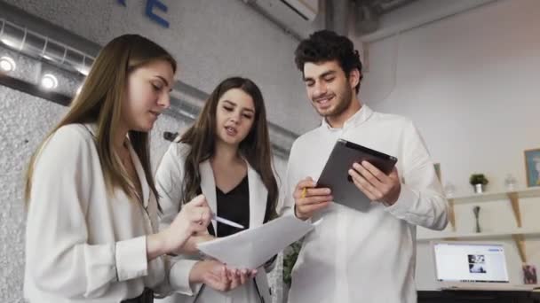 Jóvenes creativos hacen una lluvia de ideas juntos en el trabajo — Vídeo de stock