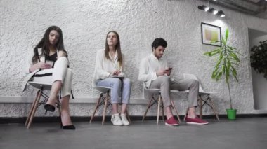 Makaronlar ya da pastel mavi yüzey üzerinde kırmızı bardakta kahve ile makarna..