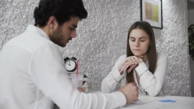İş adamları modern ofiste toplanıyor.