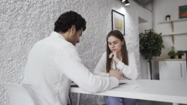 Sonuçları gösteren grafik ve grafikleri tartışan iş adamları