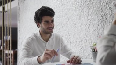 İki Ekonomik Analiz Çalışması İstatistik, Grafik ve Verileri Tartışıyor