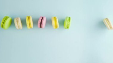 Tatlı renkte badem kurabiyeleri ya da pastel mavi arka planda makaron.