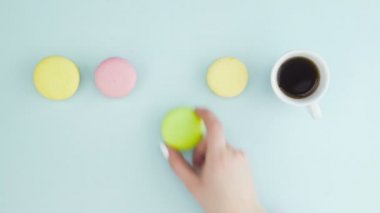 Makaronlar ya da pastel mavi yüzeyde beyaz bardakta espresso..