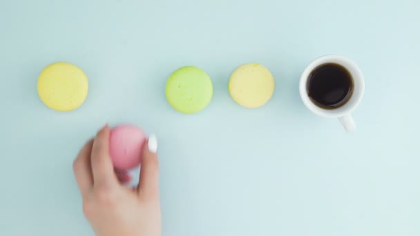 Macarons of macaron op pastelblauw oppervlak met espresso in wit kopje. — Stockvideo