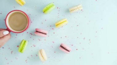 Makaronlar ya da pastel mavi yüzey üzerinde kırmızı bardakta kahve ile makarna..